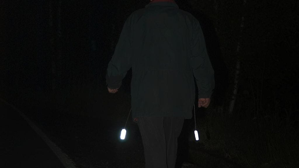 Heijastimet ovat jalankulkijan turva. Kuva Liikenneturva.