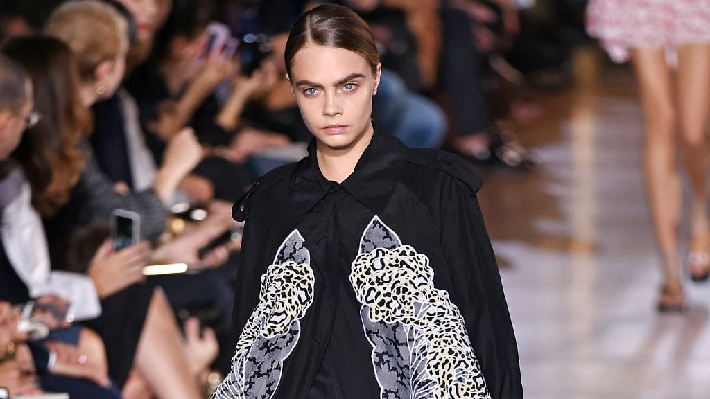 Stella McCartneyn muotinäytöksessä huomio kiinnittyi myös erikoiseen hiustyyliin.