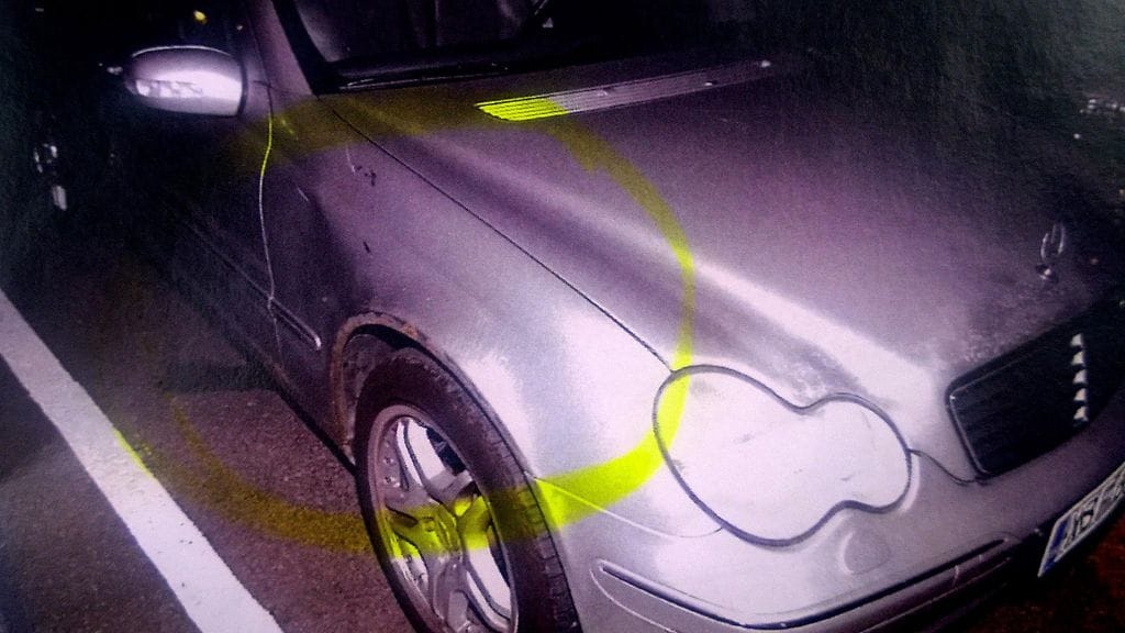 Poliisin onnistui pääosin väistää Mercedes, johon jäi kuitenkin kolhuja.