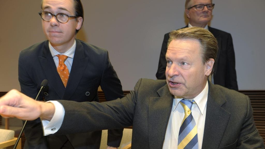 Puolustusministeri Carl Haglund (vas.) ja selvitystyöryhmän puheenjohtaja, kansanedustaja Ilkka Kanerva puolustuksen parlamentaarisen selvitysryhmän loppuraportin (Puolustuksen pitkän aikavälin haasteet) luovutustilaisuudessa Helsingissä 1. lokakuuta 2014.