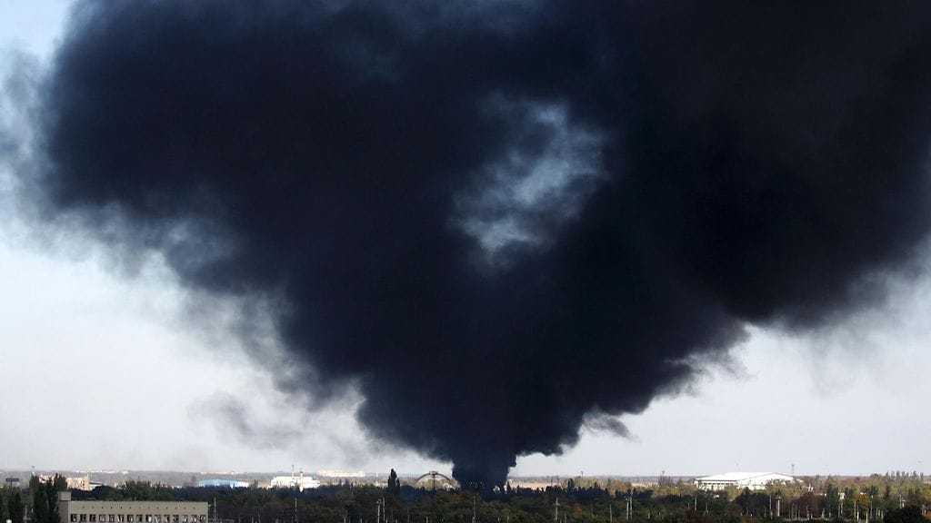 Donetskin lentokentältä nousi sankkaa savua lokakuussa 2014.