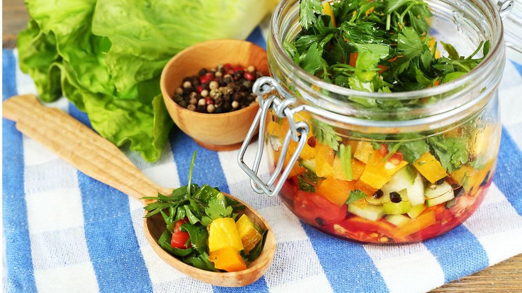 Lasipurkkiin pakattu salaatti on käytännöllisen lisäksi myös kaunis.