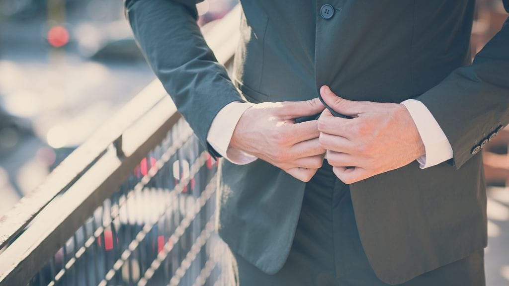 Puvussa pitää olla kapeat linjat, mutta mitä muuta miehen kannattaa ottaa huomioon?