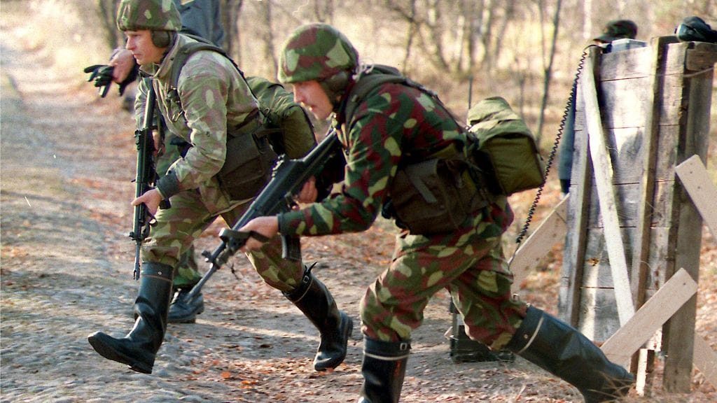 Viime vuosien sotaharjoitukset ovat keskittyneet kehittyneisiin asejärjestelmiin, mutta tänä vuonna harjoitellaan perustaistelua. Tämä kuva on Uudenmaan jääkäripataljoonan kertausharjoituksista reilun 20 vuoden takaa.