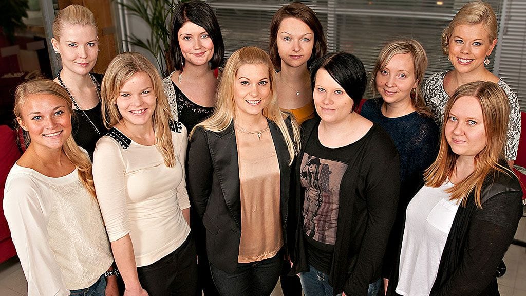 Viihde & TV :n uusi tiimi: Heini Kangasluoma (vas. ylh.), Kati Pukki, Katja Liukkonen, Tuuli Lindgren sekä tuottaja Inka Nurmisto. Alhaalla toimittajat Mirka Moilanen ja Siiri L’Ecuyer, vastaava tuottaja Johanna Elomaa sekä tuottajat Sanna Vaitjoki ja Minna Kosonen.