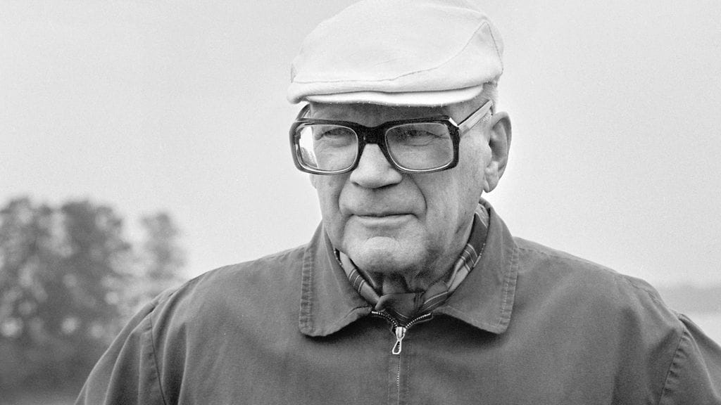 Tasavallan presidentti Urho Kekkonen valkoinen lippalakki päässään Tamminiemessä Helsingissä 4. kesäkuuta 1975.