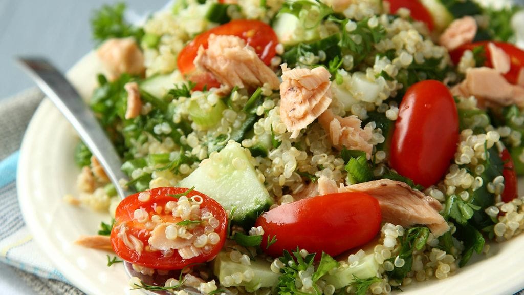 Kanelilla maustettu salaatinkastike tekee terveellisestä herkusta hetkestä maustuvamman.