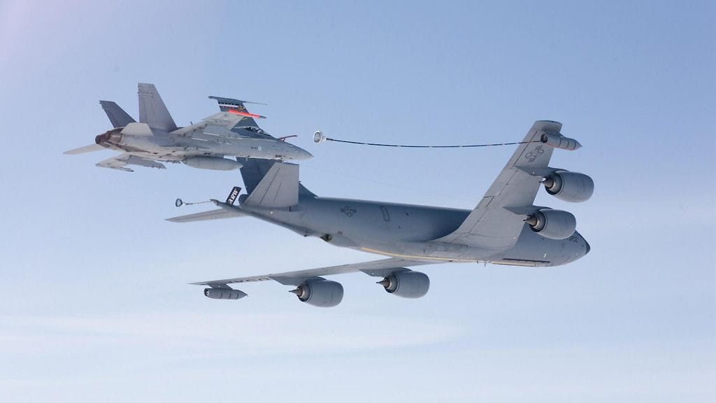 Hornet-hävittäjän ilmatankkaus KC-135-ilmatankkauskoneesta, päiväämätön arkistokuva.