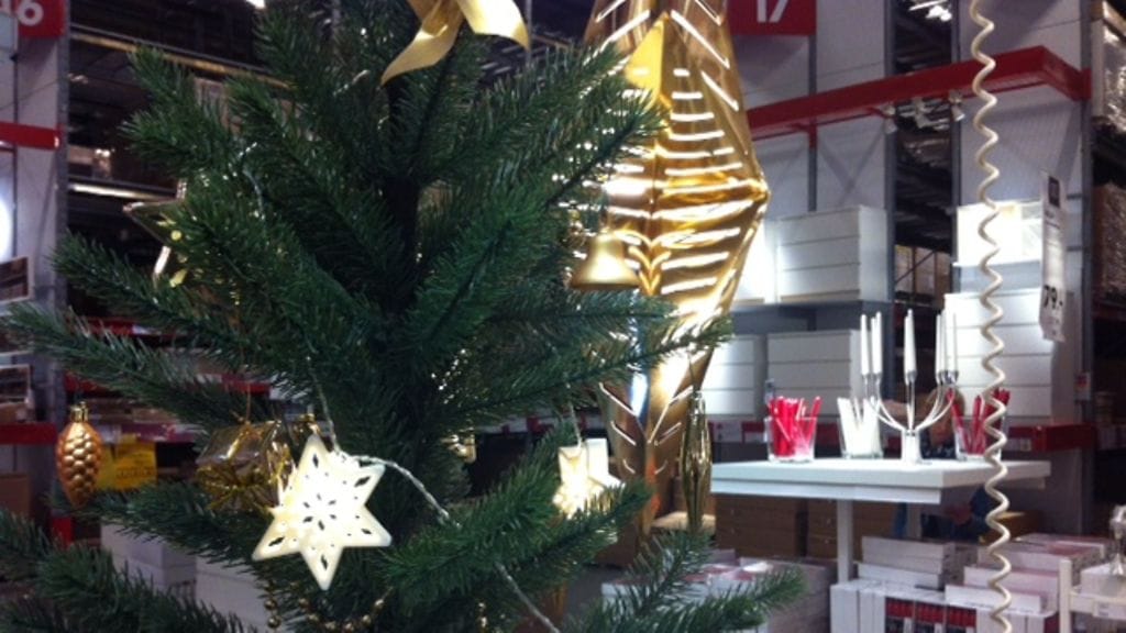 kaupassa joulutavaraa