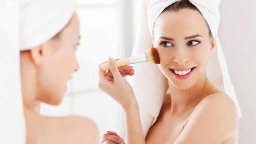 Tutkimuksen mukaan juhliin valmistaudutaan mieluummin ystävän kanssa kuin yksin.