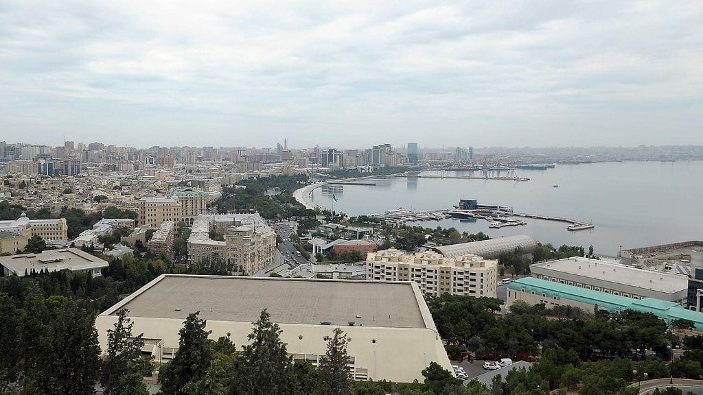 Bakun katurata kiertää kaupungin historiallisen keskuksen ja myötäilee rantaviivaa.