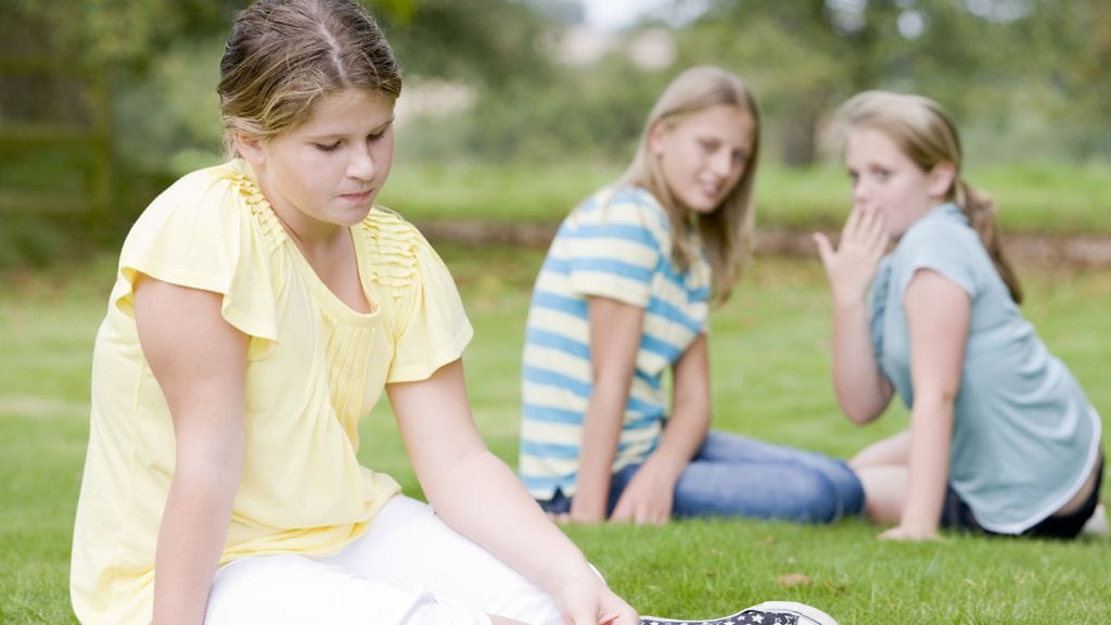 Nuoret-tytöt-kiusaavat