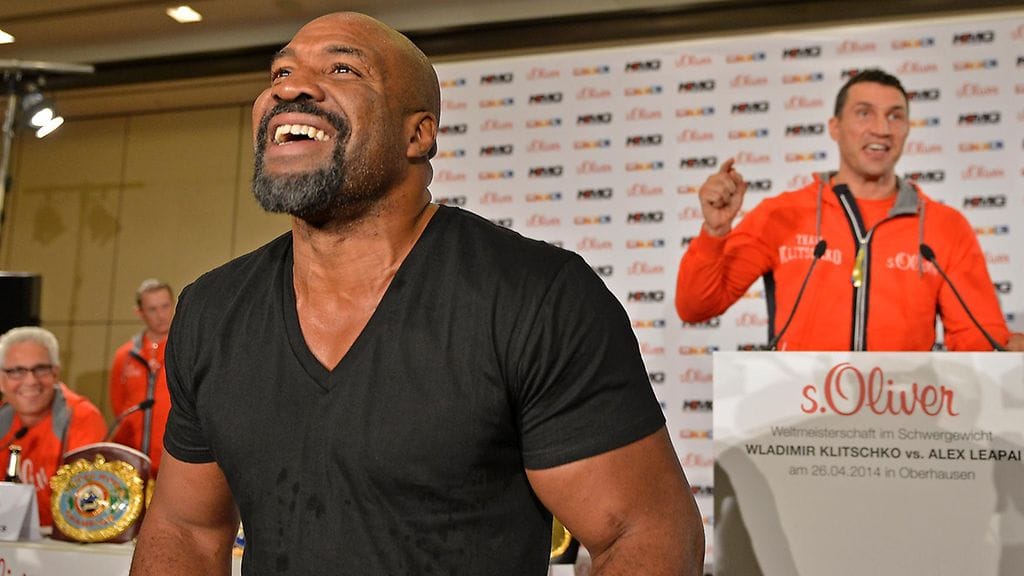 Shannon Briggs (vas.) on ollut Vladimir Klitshkon riesana pitkään. Kuva huhtikuulta 2014.