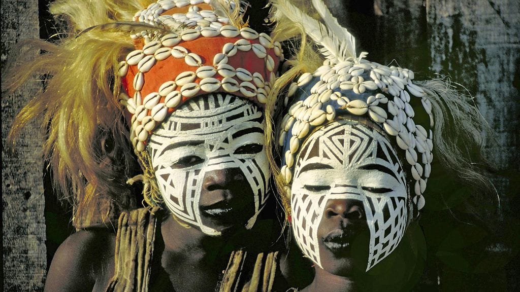 Tytöt perinteisissä kasvomaalauksissa voodoo-juhlassa Norsunluurannikolla Afrikassa. Kuvituskuva.