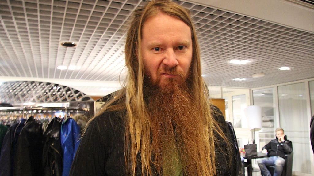 Jouni Hynynen kannustaa rakastaan Putous-katsomossa.