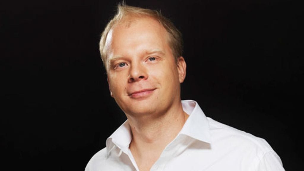 Näyttelijä Ville Myllyrinne esittää Onneli, Anneli ja nukutuskello -elokuvassa keksijä Vekotiitusta.