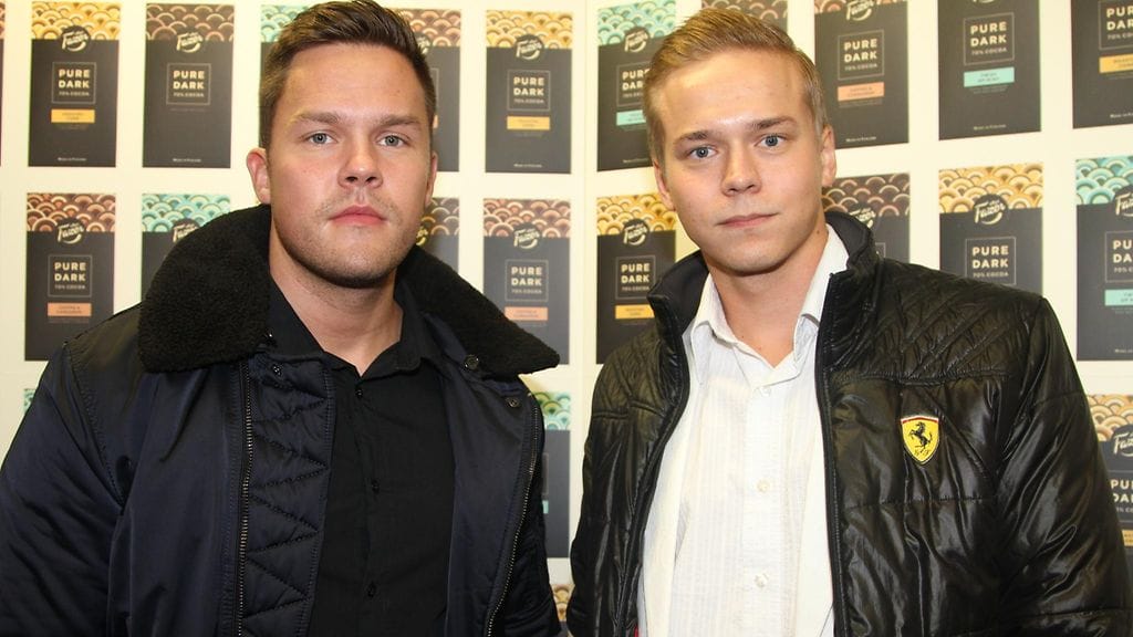 Näyttelijät Ronny Roslöf ja Petteri Paavola saapuivat tanssikisan yleisöön.