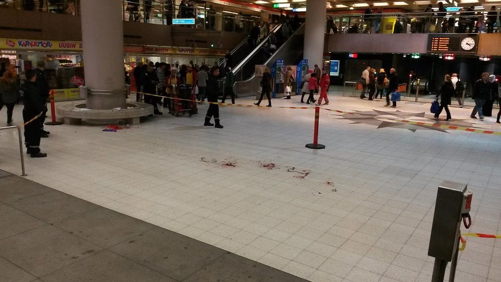 Eilen Rautatientorilla tapahtunut puukotus oli todennäköisesti tapaturma.