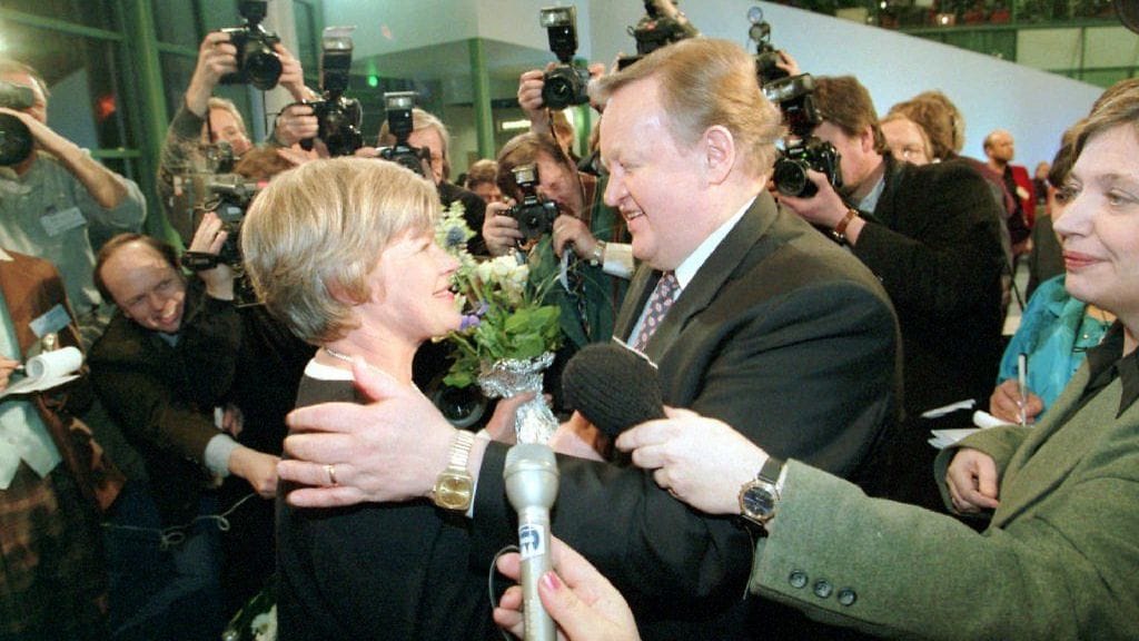 Elisabeth Rehn onnittelee voittaja Martti Ahtisaarta vaalipäivän iltana Pasilan TV-keskuksessa.