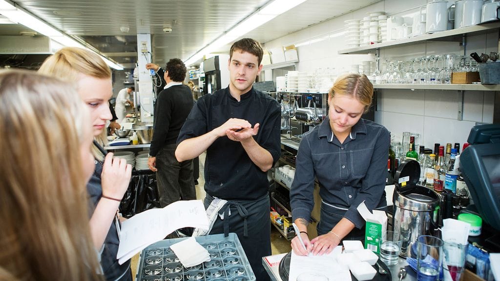 Ravintola Pinellan uusi keittiömestari Nahuel Pazos (keskellä) Turun Food&Fun -festivaaleilla lokakuussa 2014.