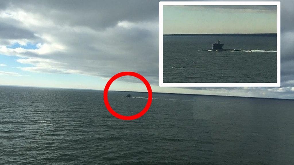 Sukellusvene kuvattuna Tallink Star -laivan kannelta 17.10.2014.