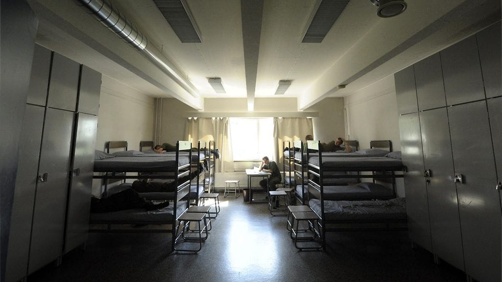 Pohjois-Karjalan prikaatin varusmies käyttää internettiä kasarmilla Kontiolahden varuskunta-alueella tiistaina 5. heinäkuuta 2011.