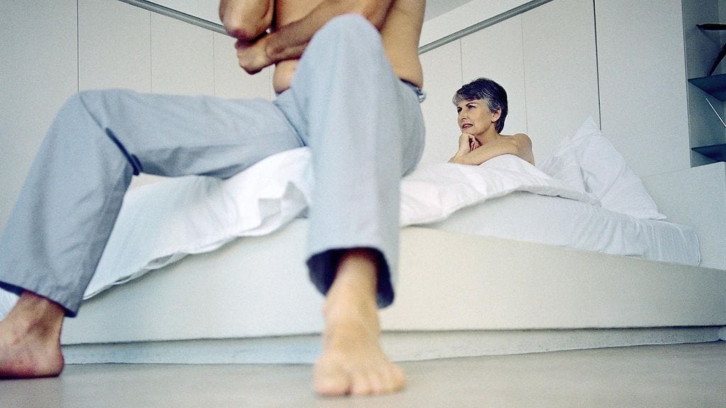 Pitkässä suhteessa suurin intohimo toista kohtaan voi hiipua huomaamatta. Kuvituskuva.