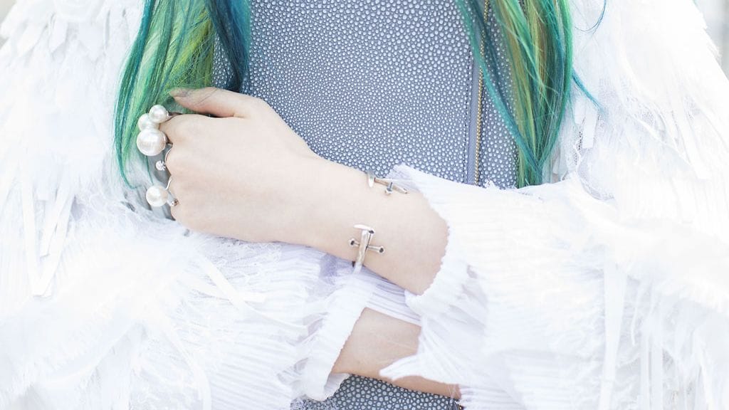 Mitä isompi, sitä parempi. Kookkaat helmet koreilevat nyt korumuodissa.