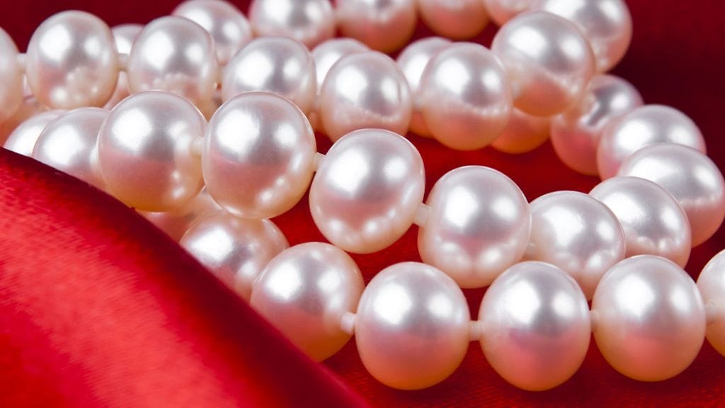 Helmi alkaa kehittyä, kun simpukan sisälle joutuu jokin vierasesine kuten hiekanjyvä. Simpukka alkaa koteloimaan vierasesinettä tuottamallaan helmiäisellä.