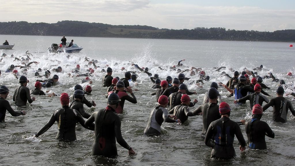 Triathlonille lähdössä. Kuvituskuva.