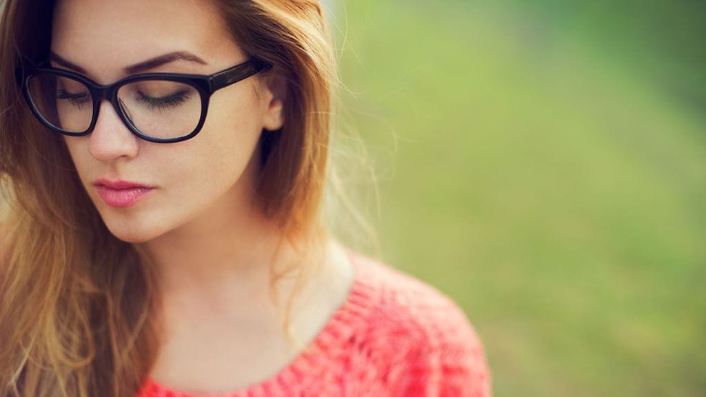 Optikko ei pelkästään tee näöntarkastusta, vaan osaa opastaa sopivien silmälasien hankkimisessa.