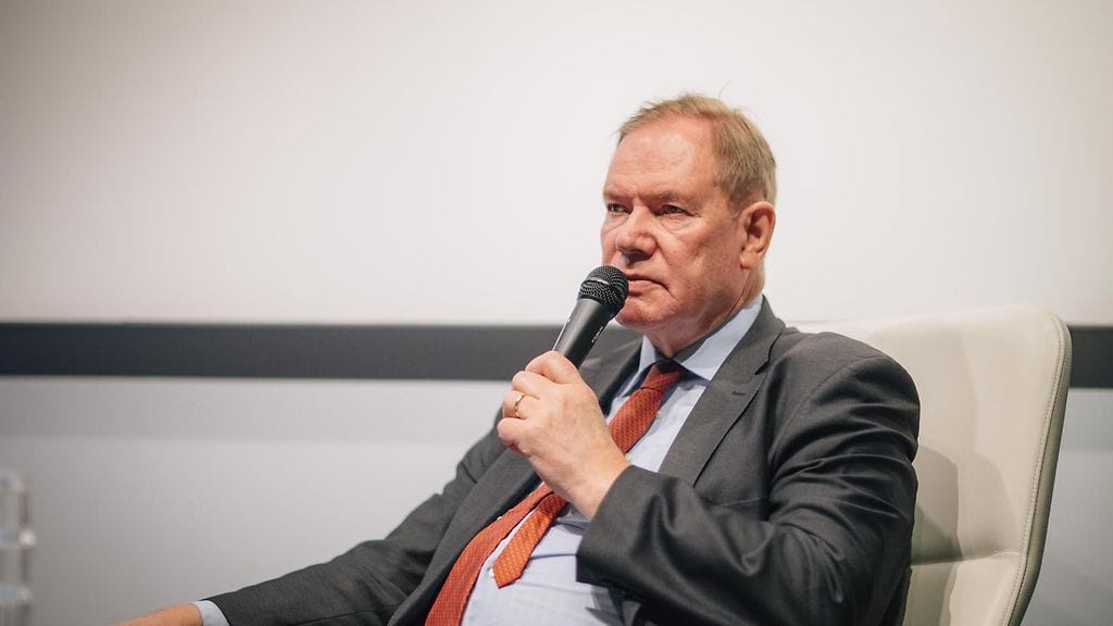 Entinen pääministeri ja eduskunnan puhemies Paavo Lipponen Murrosten aika. Muistelmat 1979-95 -teoksensa tiedotustilaisuudessa Helsingissä tänään.