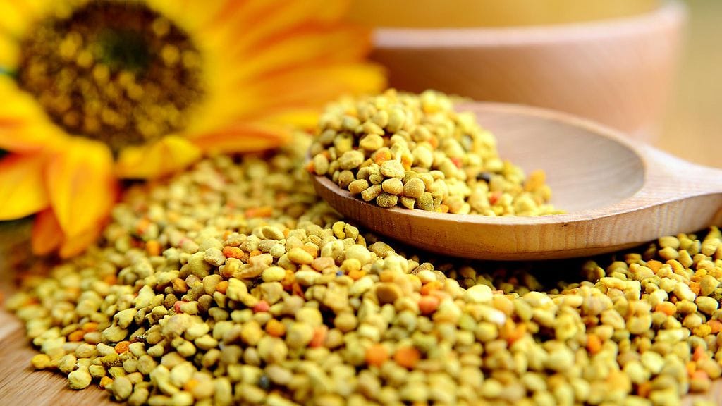 Superruoaksi miellettyä mehiläisen siitepölyä käytetään smoothieissa.