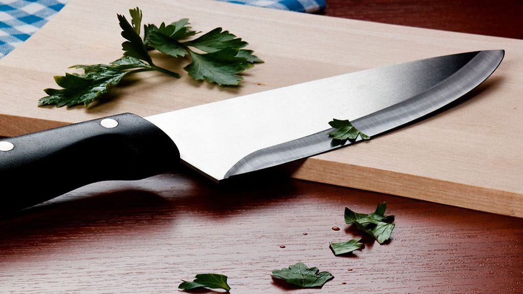 Puinen leikkuulauta on veitselle huomattavasti hellempi kuin muovinen.