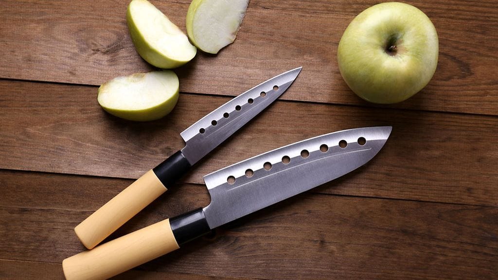 Pieniteräinen juures- ja vihannesveitsi on oivallinen myös kokonaisen broilerin leikkaamisen. Kokkiveitsi taas on hyvä yleisveitsi.