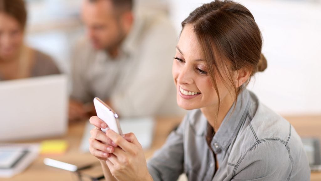 Kumppanilleen kannattaa lähettää romanttisia viestejä.