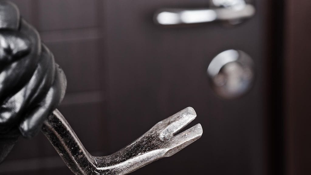 Kolmikon epäillään murtautuneen viime viikonlopun aikana yhdeksään kerrostaloasuntoon Helsingissä. Kuvituskuva.