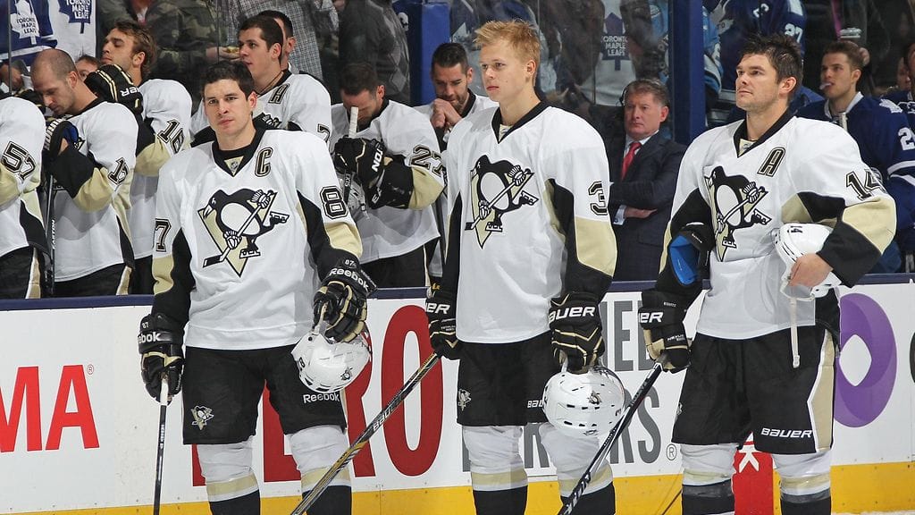 Sidney Crosby, Olli Määttä ja Chris Kunitz kuuntelevat kansallislauluja.