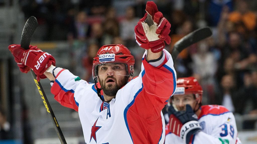 Aleksander Radulov tuulettaa maalia.