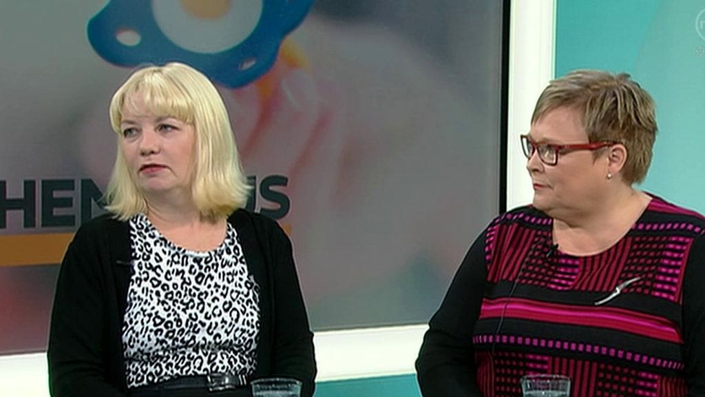 Huomenta Suomessa vierailleet Mannerheimin lastensuojeluliiton psykologi Marie Rautava (vas.) ja Lapsiperheiden kotipalvelun vastaava ohjaaja Aija Iwendorff rohkaisevat omatoimisesti tarjoamaan apua vanhemmalle.