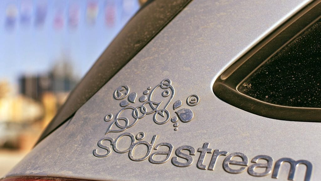 Soda Streamin logo komeili vielä tammikuussa yhtiön Israelissa sijaitsevan tehtaan parkkipaikalla.