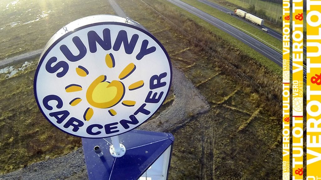 Sunny Car Centerin huomiota herättänyt mainostorni purettiin viime syksynä.