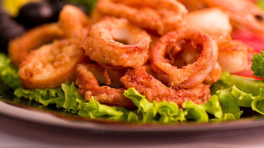 Friteeratusta ruoasta tuskin koskaan tulee oikeasti terveellisestä, mutta käyttämällä huolella valittua öljyä ja korvaamalla osan rasvaisesta ruoasta kasviksilla ruoan kokonaiskalorimäärä jää pienemmäksi.