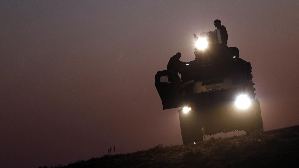 Turkin armeija partioi Turkin ja Syyrian välisellä rajalla lähellä Kobanen kaupunkia.