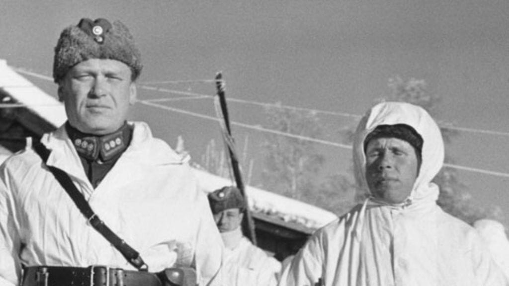 Simo Häyhä (oik.) palkittiin 17.2.1940 tarkkuuskiväärillä.