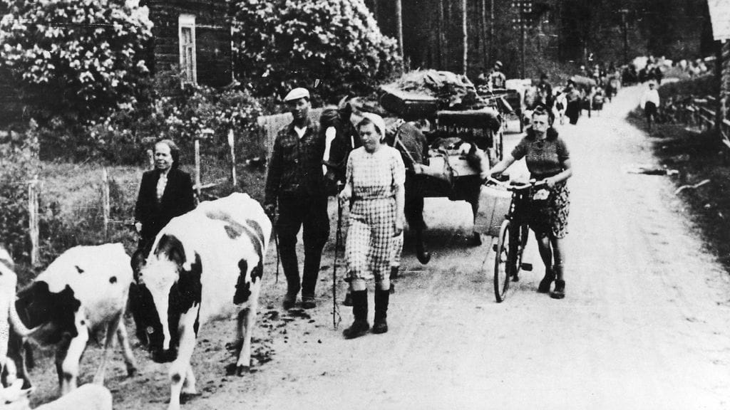 Evakot kokoontuivat tänään Joensuuhun muistelemaan jatkosodan päättymistä ja 70 vuotta kestänyttä evakkotaivaltaan. Kuvassa Suomen talvisodan evakkoja Karjalasta.