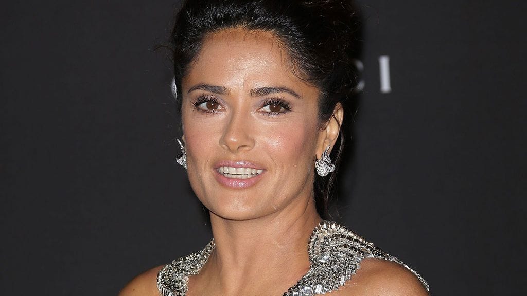 Salma Hayek ei tarvinnut kaulakorua. Mekon kaulus oli varmasti riittävä koriste.