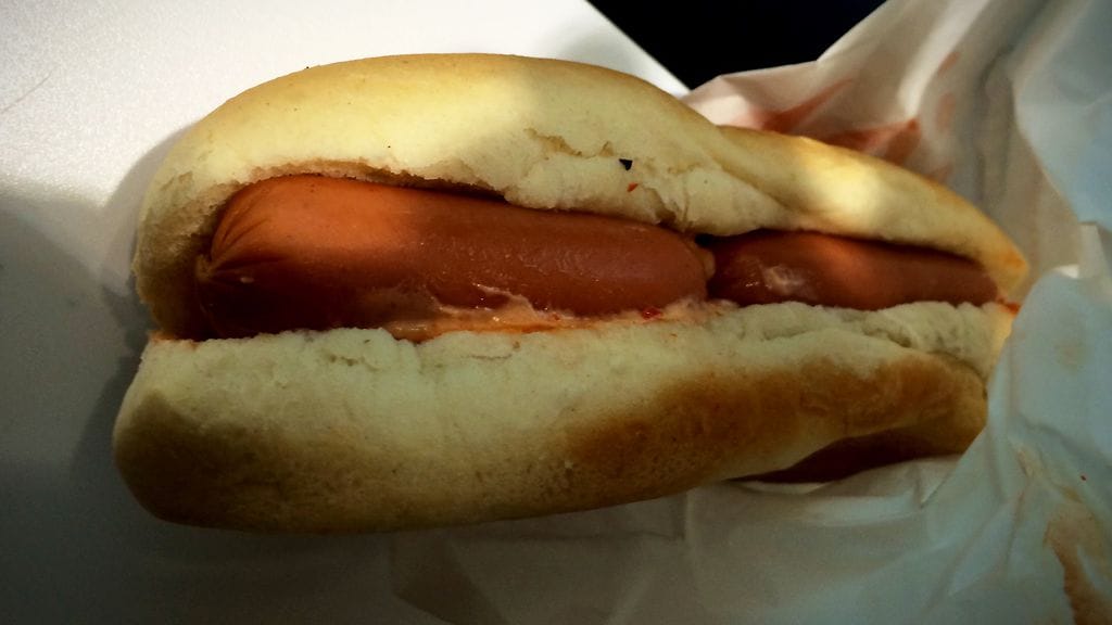 Myös MTV Uutisten toimittaja osti VR:n kahden nakin hodarin taannoin. Ostos näytti tuolloin samanlaiselta kuin nyt kohua herättänyt hot dog.
