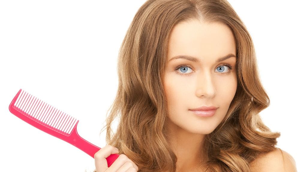 Kuivashampoolla suihkutetut kiharat ovat luonnolliset, sillä raudan välissä olleet osiot eivät erotu toisistaan.