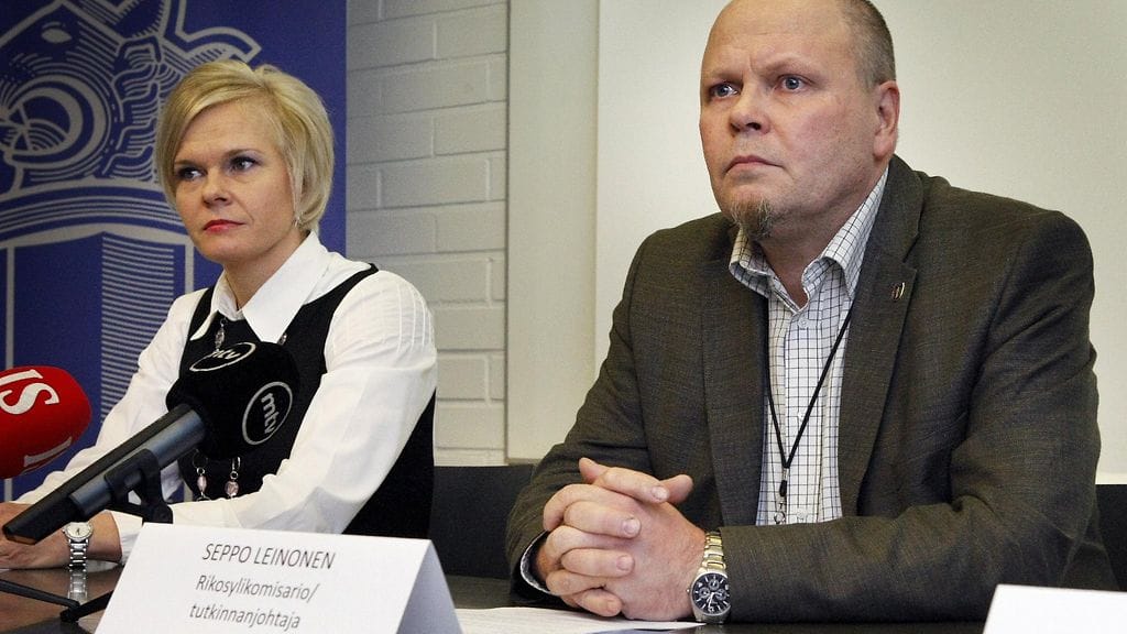 Oulun syyttäjänviraston kihlakunnan syyttäjä Sari Kemppainen (vas.) ja tutkinnanjohtaja Oulun poliisilaitoksen rikosylikomisario Seppo Leinonen tiedotustilaisuudessa Oulussa 4. marraskuuta 2014. Oulun viidestä vauvasurmasta epäillyn naisen rikosnimikkeet ovat koventuneet. Juttu siirtyy syyteharkintaan viitenä murhana ja viitenä hautarauhan rikkomisena.